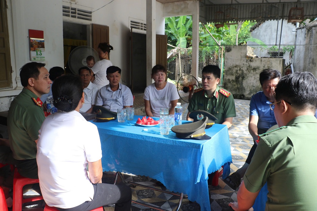 Đồng chí Đại tá Trần Hồng Quang, Phó Bí thư Đảng ủy, Phó Giám đốc Công an tỉnh chia sẻ, động viên thân nhân gia đình đồng chí Hoàng Thế Thắng