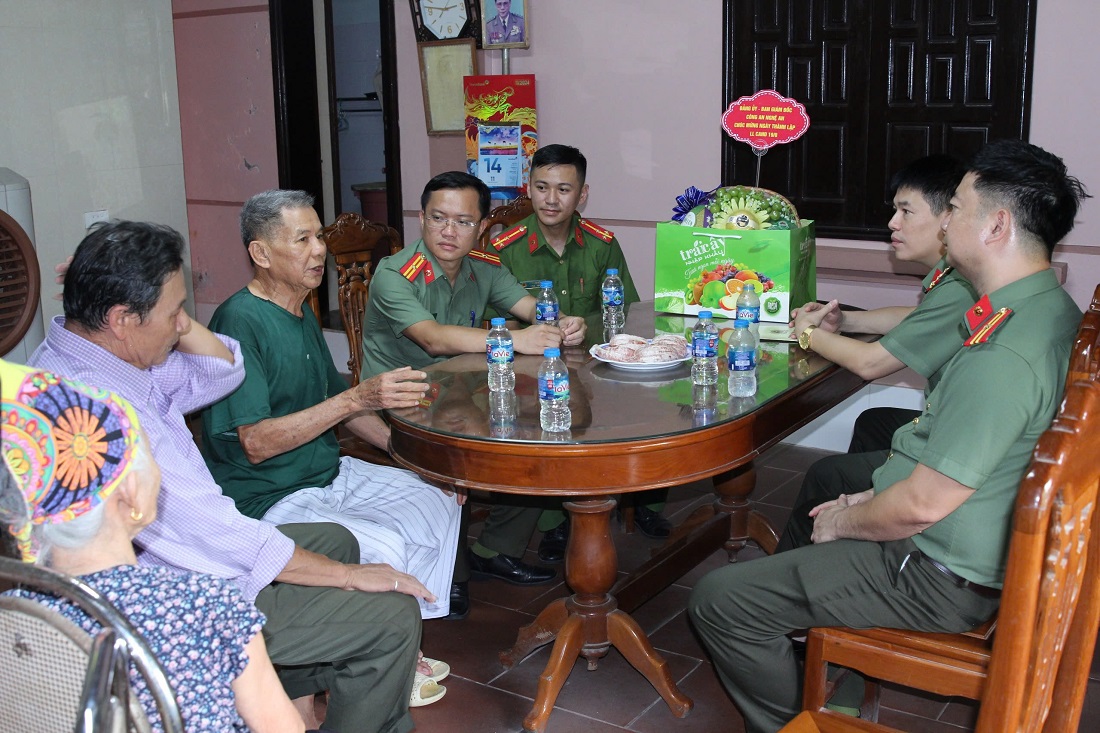 Đồng chí Đại tá Trần Hồng Quang, Phó Giám đốc Công an tỉnh thăm hỏi tình hình sức khỏe đồng chí Đại tá Trần Phồn, nguyên Giám đốc Công an tỉnh