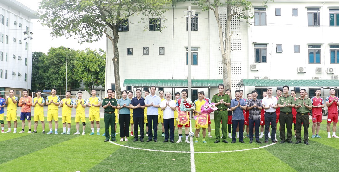 Đồng chí Đại tá Nguyễn Đức Cường - Phó Giám đốc Công an tỉnh và đồng chí Lô Văn Thao - Phó Bí thư Huyện ủy, Chủ tịch UBND huyện Con Cuông tặng hoa và cờ lưu niệm cho 02 đội bóng