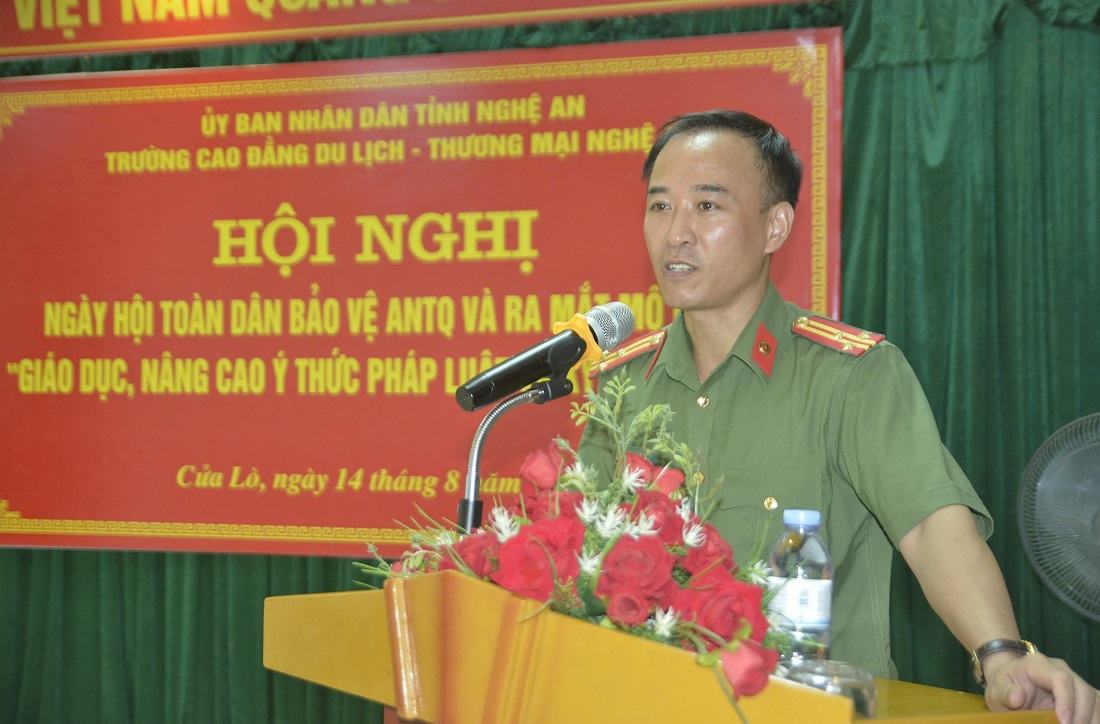 Đồng chí Thượng tá Nguyễn Trọng Tuệ, Trưởng phòng An ninh đối ngoại Công an tỉnh phát biểu tại Hội nghị