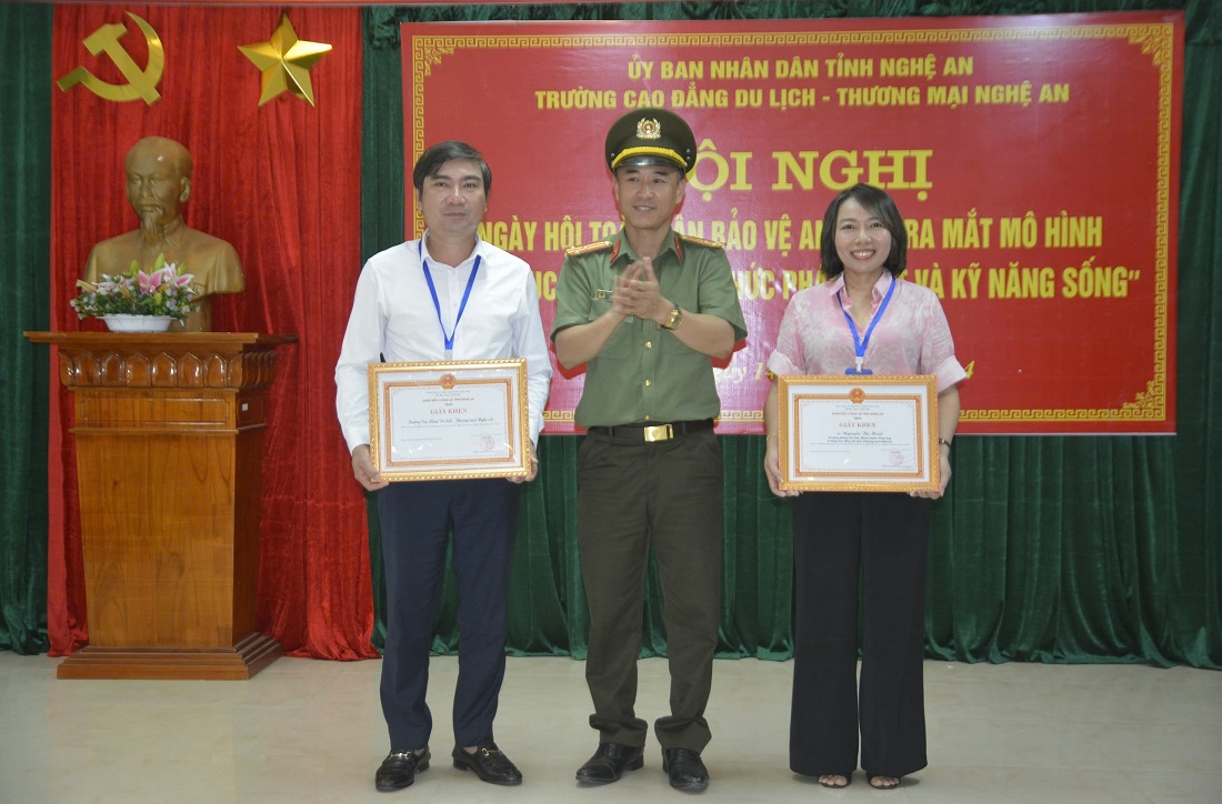 Thừa ủy quyền, Lãnh đạo Phòng An ninh đối ngoại trao Giấy khen của Giám đốc Công an tỉnh cho 01 tập thể, 01 cá nhân có thành tích xuất sắc