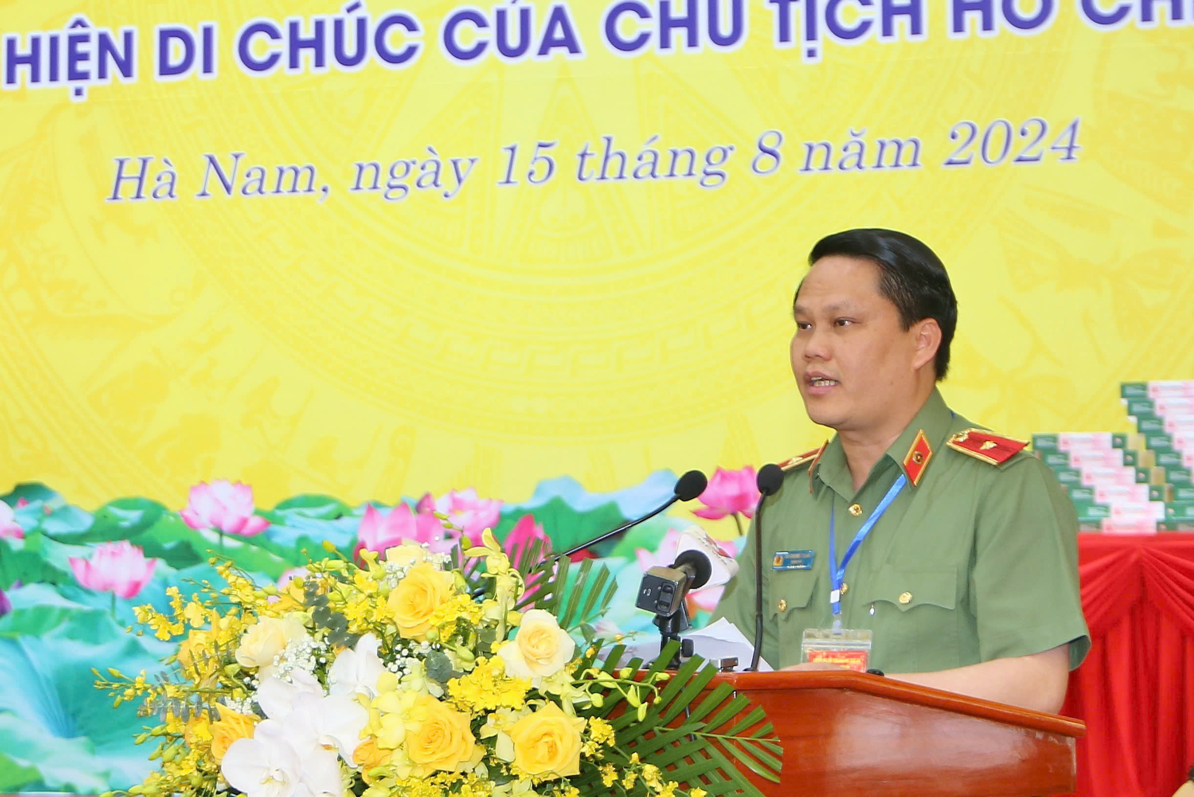 Đồng chí Thiếu tướng Bùi Quang Thanh, Giám đốc Công an tỉnh Nghệ An tham luận tại Hội thảo