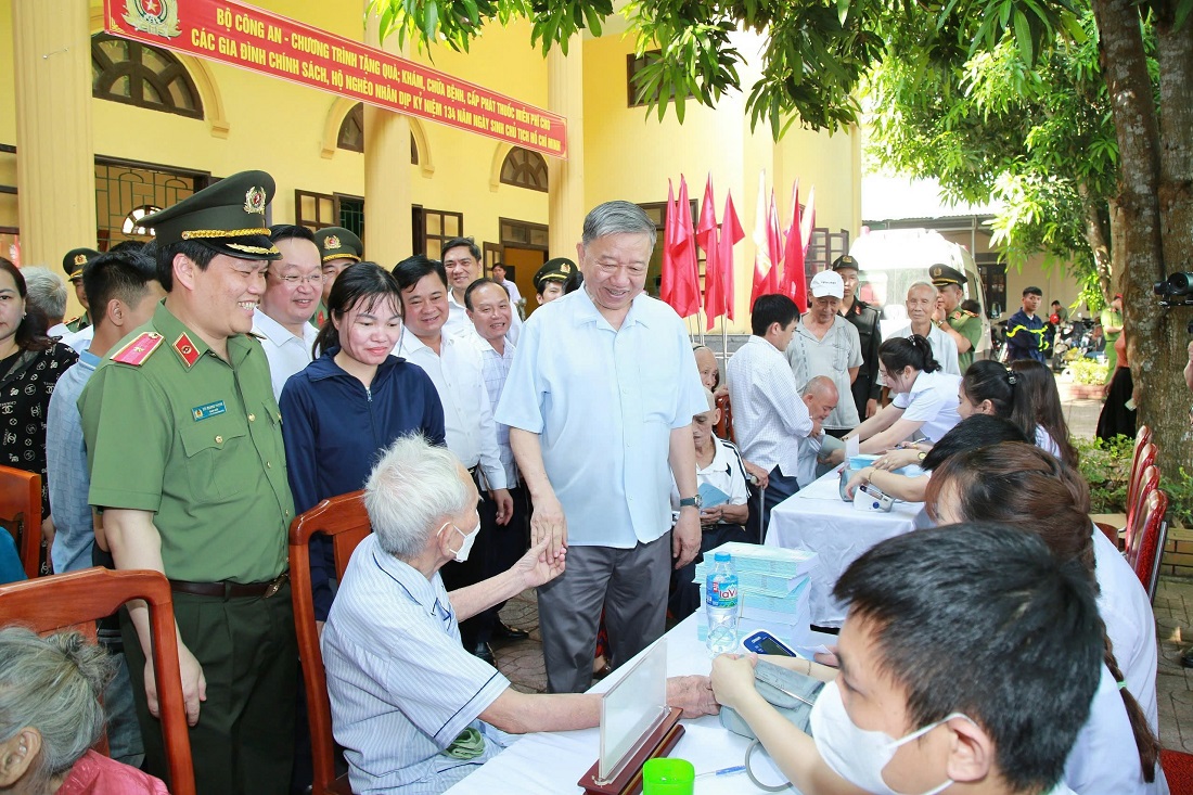 Đồng chí Đại tướng Tô Lâm, Ủy viên Bộ Chính trị, Bộ trưởng Bộ Công an (nay là Tổng Bí thư, Chủ tịch nước) thăm hỏi các gia đình chính sách, hộ nghèo tại huyện Nam Đàn vào tháng 5/2024