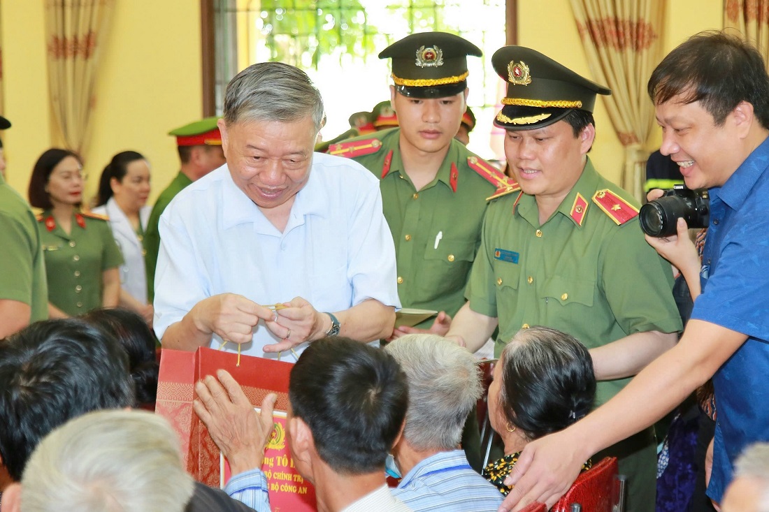 Đồng chí Đại tướng Tô Lâm, Ủy viên Bộ Chính trị, Bộ trưởng Bộ Công an (nay là Tổng Bí thư, Chủ tịch nước) trao quà tặng người có công và gia đình chính sách tiêu biểu tại huyện Nam Đàn vào tháng 5/2024