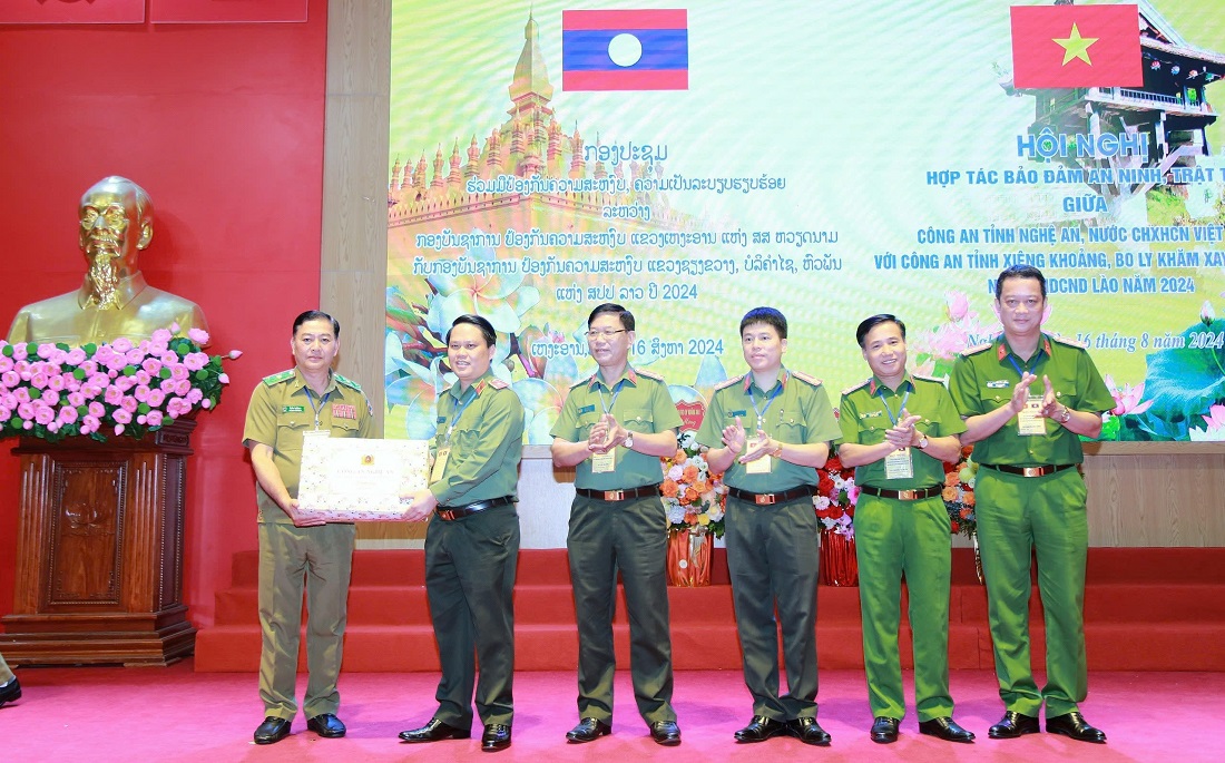 Đoàn đại biểu Công an 04 tỉnh tặng quà cho nhau với mong muốn tình đoàn kết đặc biệt và sự hợp tác toàn diện giữa các bên ngày càng phát triển