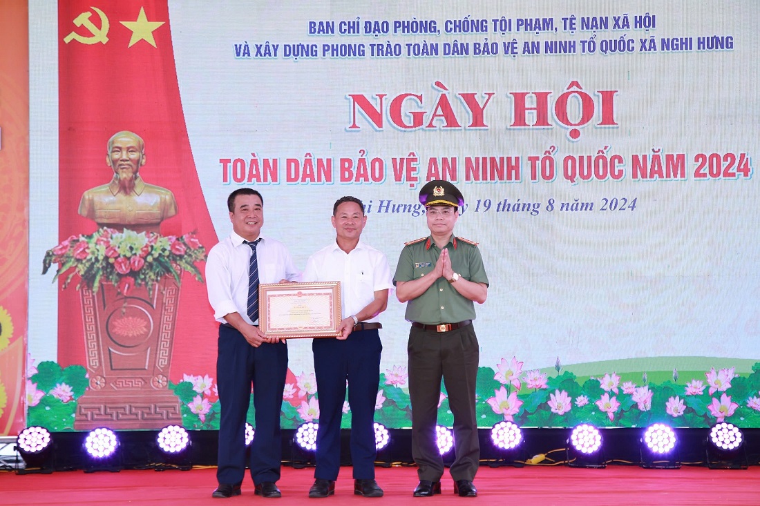 Lãnh đạo Cục Xây dựng phong trào bảo vệ ANTQ - Bộ Công an trao Bằng khen của Bộ Công an tặng Đảng bộ, Nhân dân xã Nghi Hưng đã có thành tích xuất sắc trong phong trào toàn dân bảo vệ ANTQ