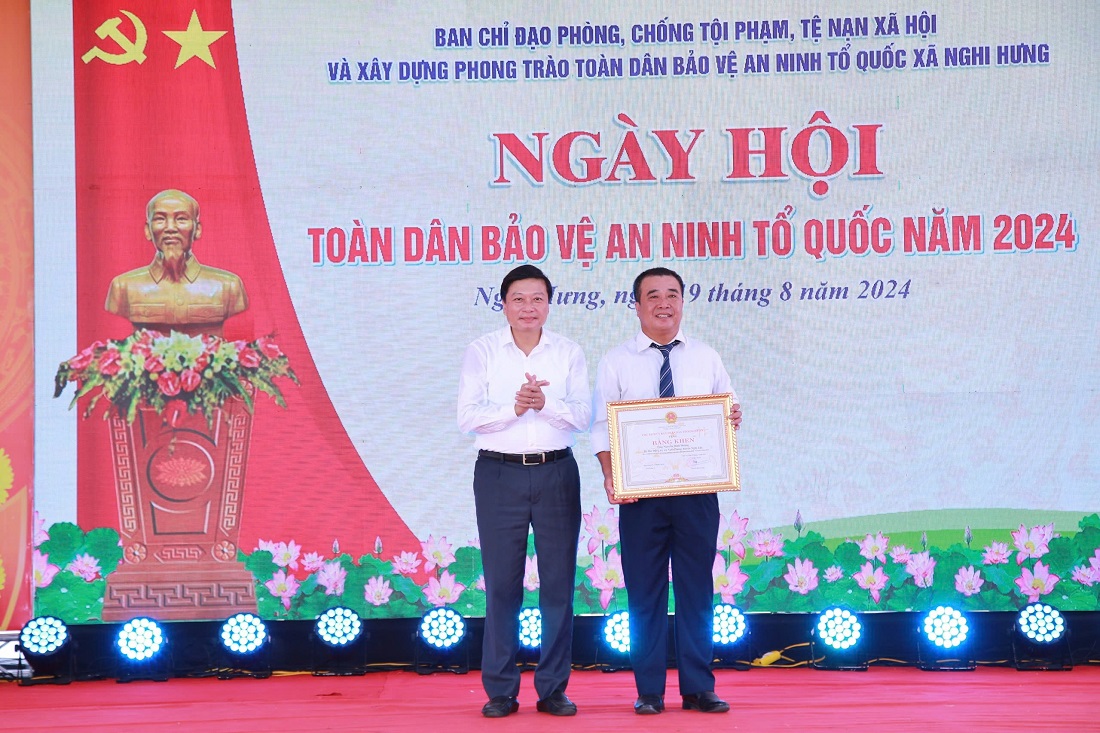 Đồng chí Lê Hồng Vinh - Ủy viên Ban Thường vụ Tỉnh ủy, Phó Chủ tịch Thường trực UBND tỉnh trao Bằng khen của UBND tỉnh tặng Bí thư Đảng ủy xã Nghi Hưng