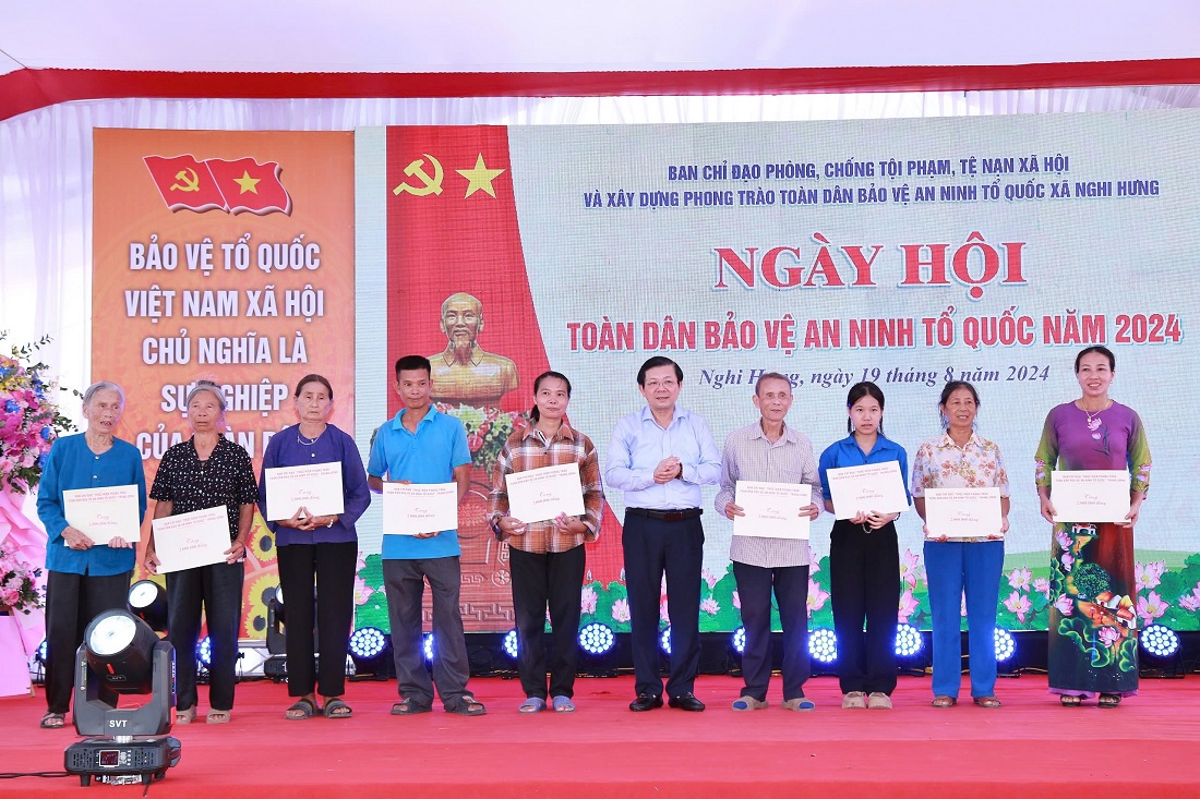 Đồng chí Nguyễn Hữu Dũng - Phó Chủ tịch Ủy ban Trung ương Mặt trận Tổ quốc Việt Nam trao quà của Ban Chỉ đạo thực hiện phong trào toàn dân bảo vệ ANTQ Trung ương tặng các gia đình có công với cách mạng và các hộ gia đình có hoàn cảnh khó khăn trên địa bàn