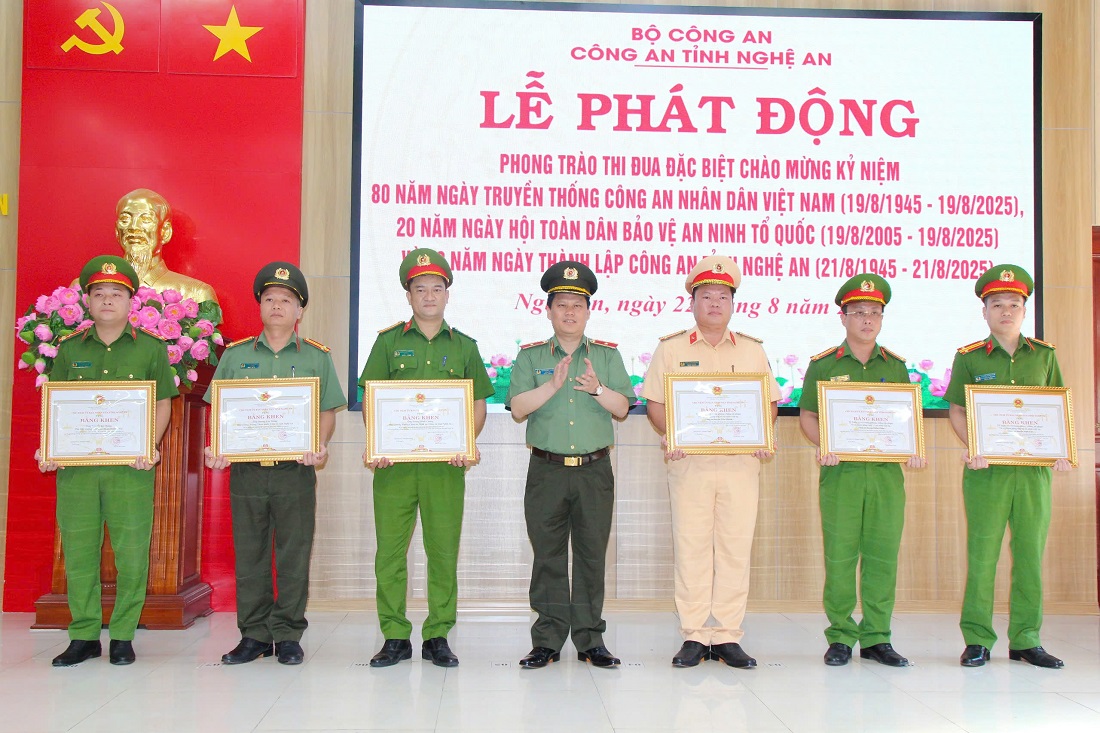 Thừa ủy quyền, đồng chí Thiếu tướng Bùi Quang Thanh, Giám đốc Công an tỉnh tặng Bằng khen của Chủ tịch UBND tỉnh cho các tập thể, cá nhân có thành tích xuất sắc đột xuất trong thực hiện nhiệm vụ tuần tra vũ trang phòng, chống tội phạm và vi phạm pháp luật về ANTT trên địa bàn