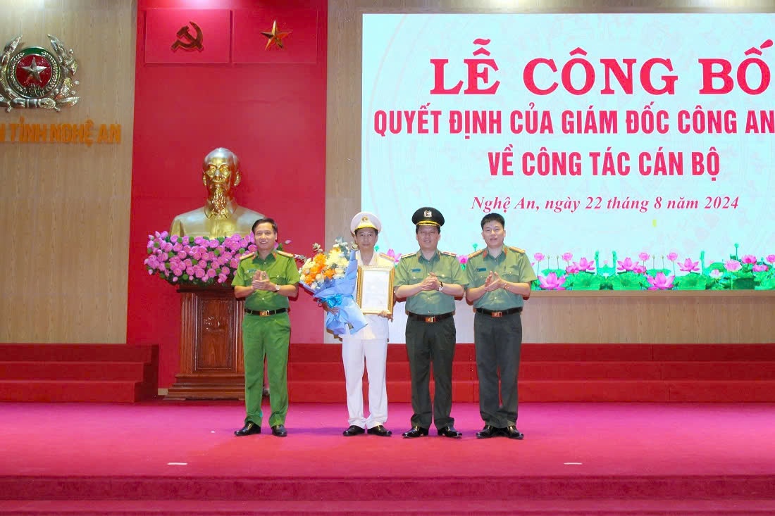 Các đồng chí trong Ban Thường vụ Đảng ủy, Lãnh đạo Công an tỉnh tặng hoa chúc mừng Thượng tá Nguyễn Văn Đạo