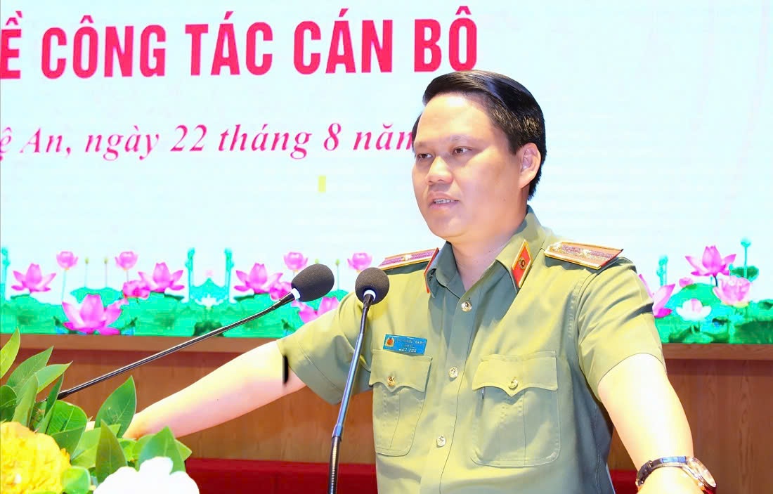 Đồng chí Thiếu tướng Bùi Quang Thanh, Ủy viên Ban Thường vụ Tỉnh ủy, Bí thư Đảng ủy, Giám đốc Công an tỉnh phát biểu tại buổi lễ