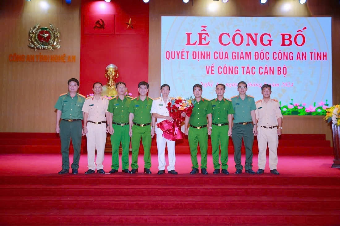 Lãnh đạo, chỉ huy các đội công tác Công an thị xã Thái Hòa tặng hoa chúc mừng Thượng tá Nguyễn Văn Đạo