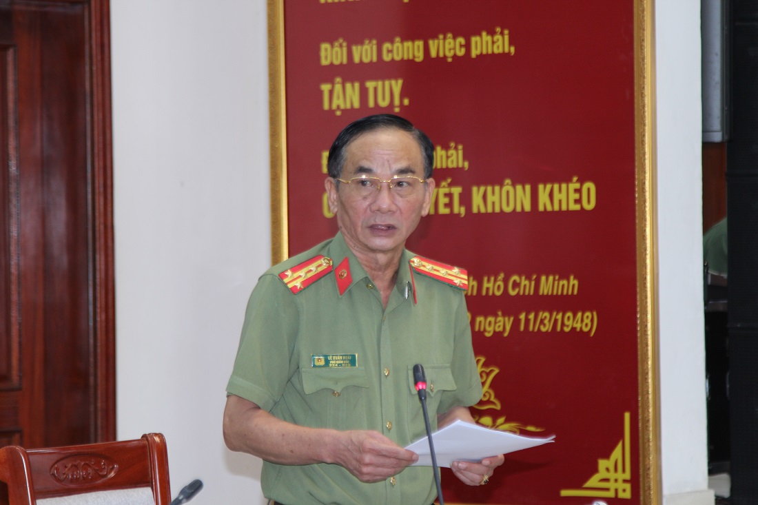 Đồng chí Đại tá Lê Xuân Hoài - Phó Chủ tịch Thường trực Hội Cựu CAND tỉnh trình bày Báo cáo kết quả 09 tháng thực hiện Nghị quyết Đại hội thành lập Hội Cựu CAND tỉnh 