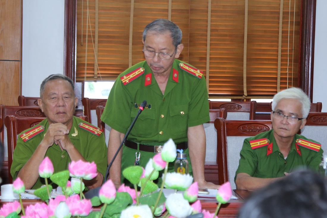 Lãnh đạo Hội Cựu CAND các huyện, thị xã, thành phố thảo luận