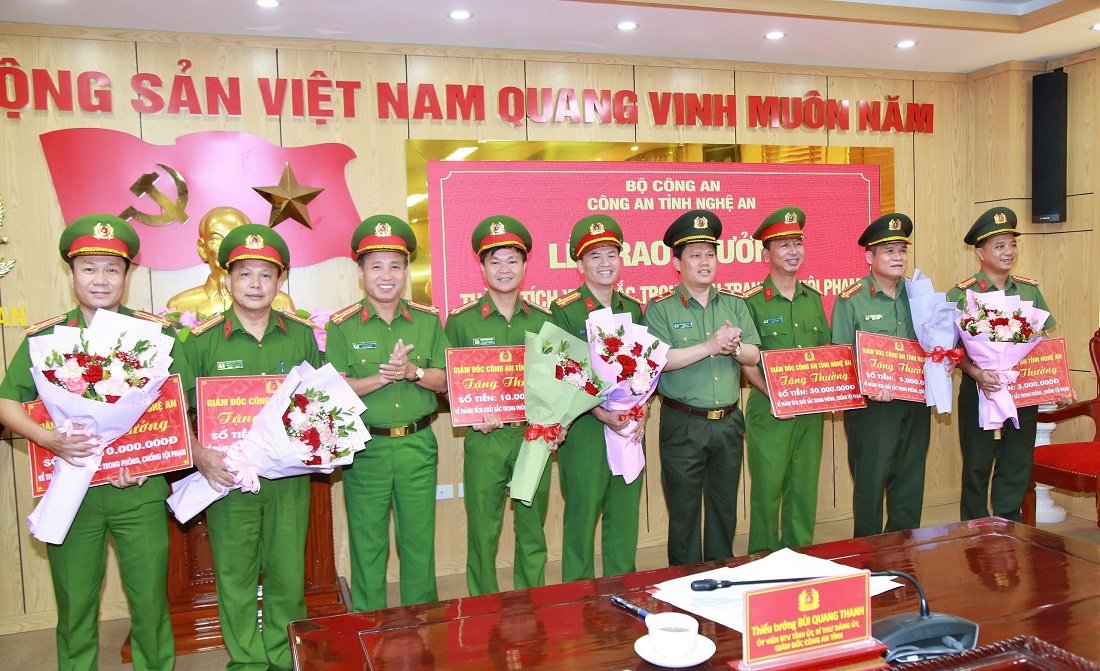 Đồng chí Thiếu tướng Bùi Quang Thanh, Ủy viên Ban Thường vụ Tỉnh ủy, Bí thư Đảng ủy, Giám đốc Công an tỉnh trao thưởng các đơn vị đạt thành tích xuất sắc trong đấu tranh với tội phạm