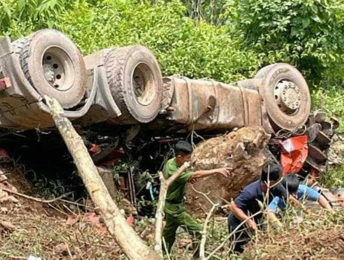 Lực lượng Công an huyện Kỳ Sơn đã khẩn trương cùng với người dân trên địa bàn mở đường phụ để cứu hộ nạn nhân và phương tiện