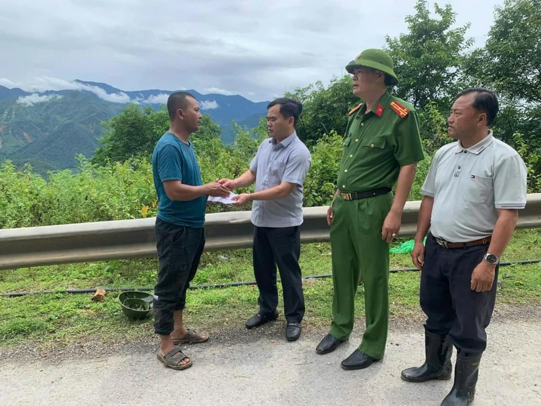 Đại diện Huyện ủy, UBND huyện và Công an huyện hỗ trợ gia đình nạn nhân một phần kinh phí, động viên gia đình vượt qua nỗi đau, sớm ổn định cuộc sống