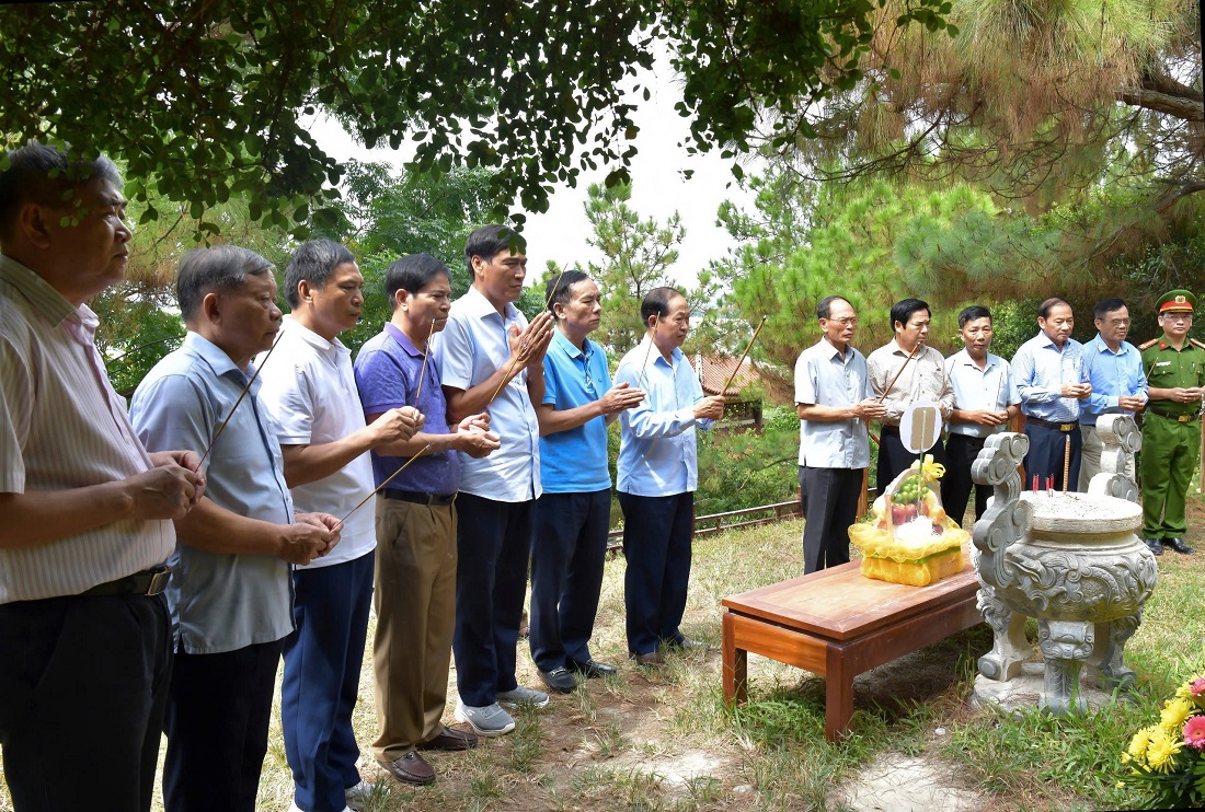 Đoàn Hội Cựu CAND 02 tỉnh Nghệ An và Quảng Bình dâng hương, dâng hoa tại khu mộ Đại tướng Võ Nguyên Giáp