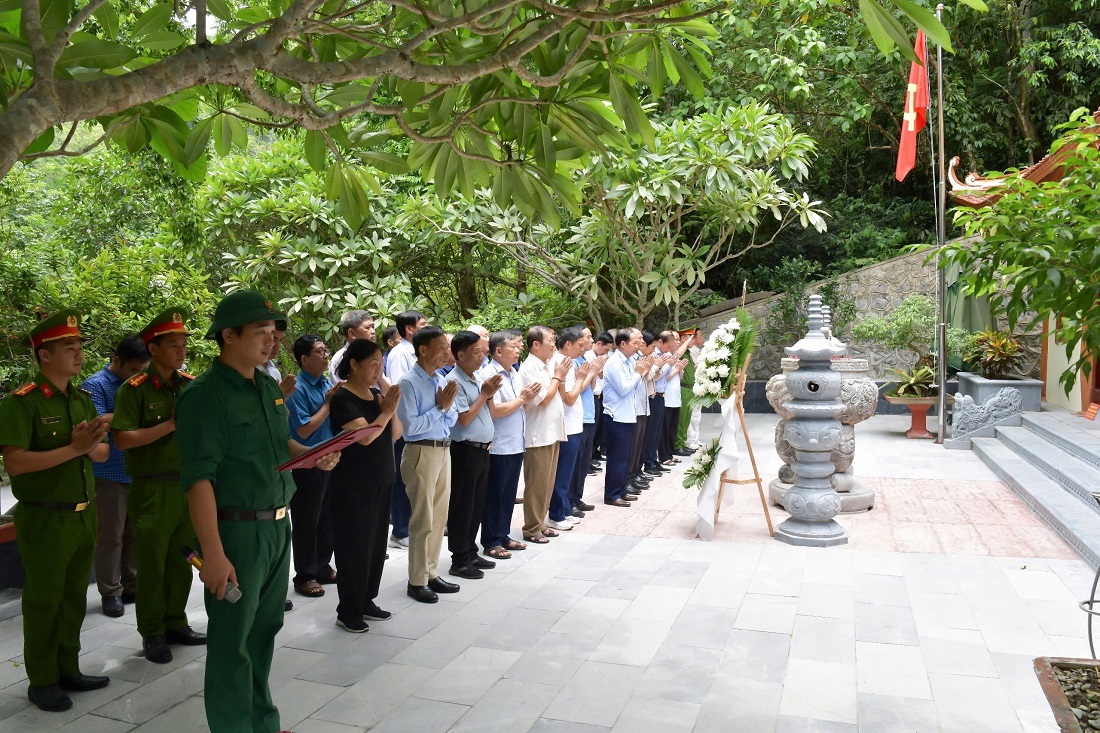 Đoàn dâng hương tại Khu di tích đường 20 Quyết Thắng 