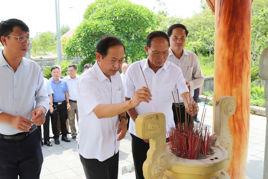 Đại diện lãnh đạo Hội Cựu CAND 02 tỉnh Nghệ An, Quảng Bình và Lãnh đạo huyện Lệ Thủy dâng hương tại khu lăng mộ Lễ Thành Hầu, Nguyễn Hữu Cảnh 