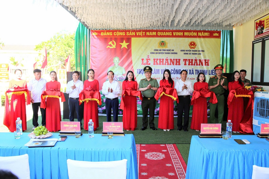 Các đại biểu cắt băng khánh thành trụ sở làm việc Công an xã Thanh Liên