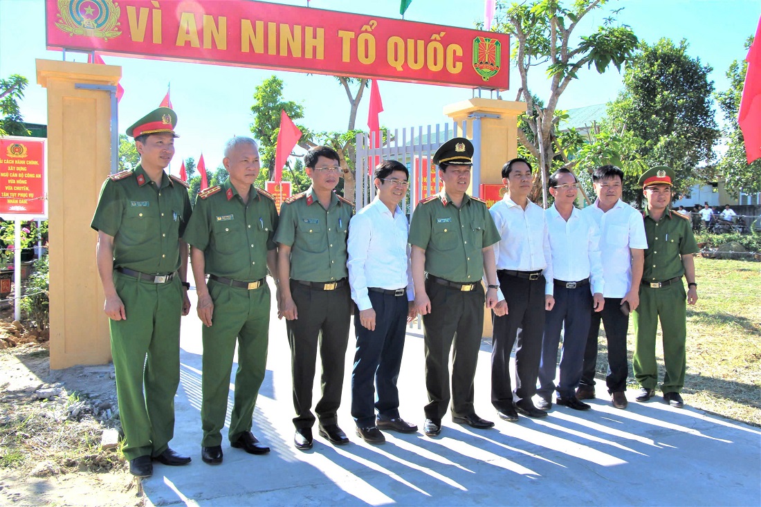 Các đại biểu chụp ảnh lưu niệm tại trụ sở Công an xã Thanh Liên