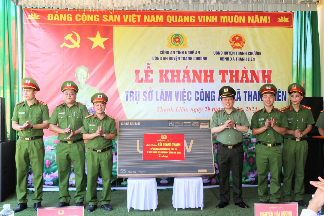 Đồng chí Thiếu tướng Bùi Quang Thanh, Ủy viên Ban Thường vụ Tỉnh ủy, Bí thư Đảng ủy, Giám đốc Công an tỉnh tặng quà Công an xã Thanh Liên