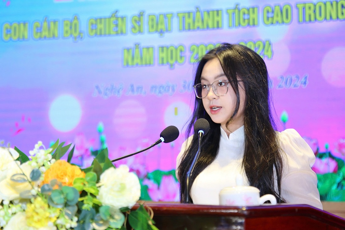 Em Nguyễn Hà Trang thay mặt cho các học sinh đạt thành tích xuất sắc phát biểu tại buổi lễ