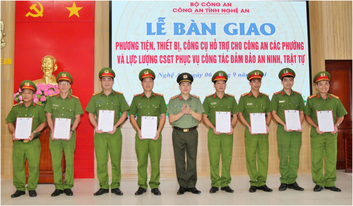 Lễ bàn giao phương tiện, thiết bị, công cụ hỗ trợ cho Công an các phường và lực lượng Cảnh sát giao thông