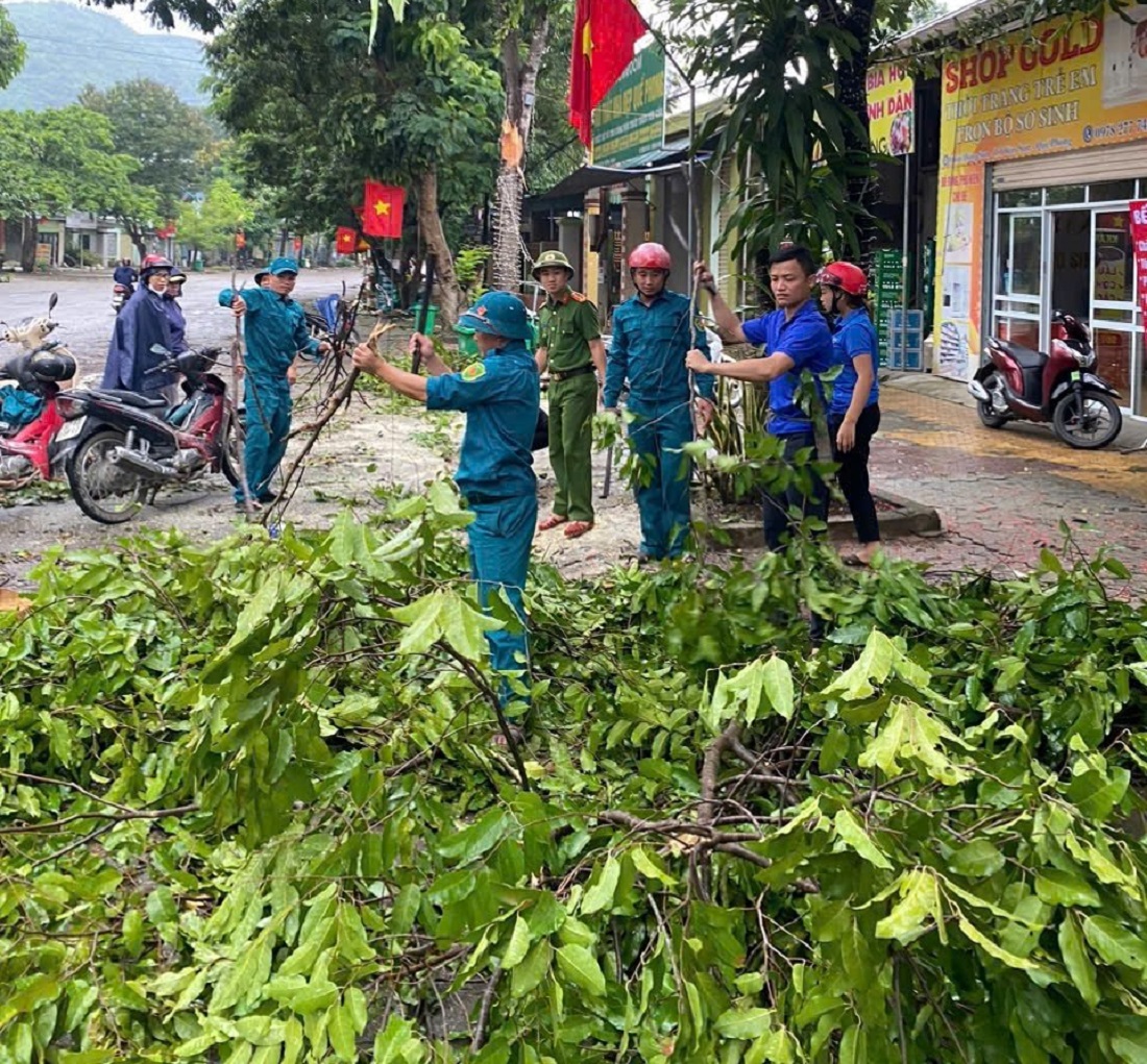 Công an huyện Quế Phong giúp dân khắc phục hậu quả mưa bão