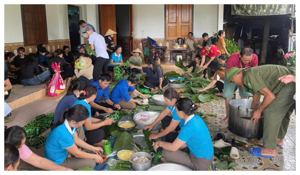 Công an xã gói bánh chưng ủng hộ người dân vùng lũ miền Bắc