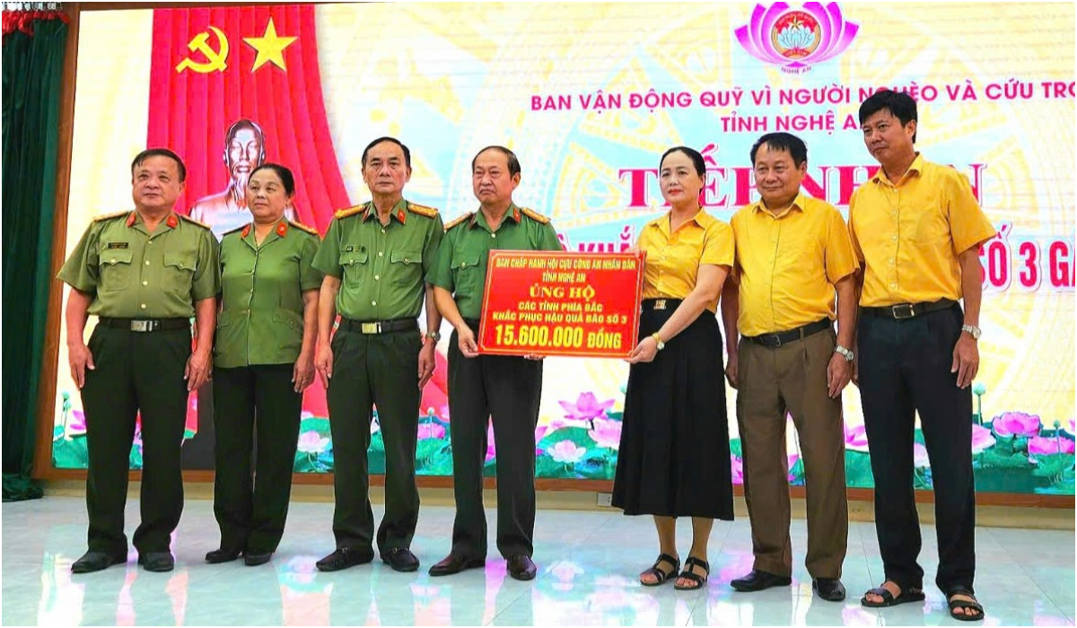 Ban Chấp hành Hội cựu Công an nhân dân tỉnh Nghệ An quyên góp, ủng hộ đồng bào bị thiệt hại do thiên tai