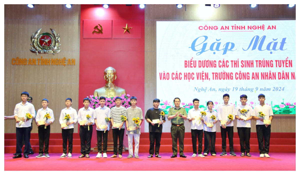 Công an Nghệ An gặp mặt biểu dương các thí sinh trúng tuyển vào các Học viện, trường Công an nhân dân năm 2024