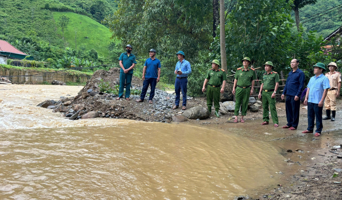 Lãnh đạo Công an tỉnh kiểm tra công tác phòng, chống, khắc phục hậu quả thiên tai tại huyện Kỳ Sơn