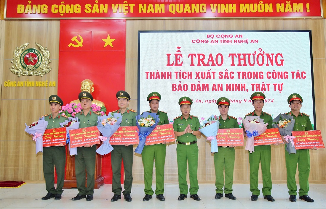 Các đồng chí Lãnh đạo Công an tỉnh trao thưởng các đơn vị đạt thành tích xuất sắc trong công tác bảo đảm an ninh quốc gia, đấu tranh phòng, chống tội phạm