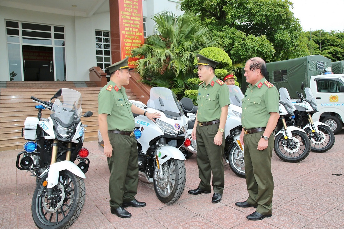 Các đơn vị Công an phường và lực lượng Cảnh sát giao thông nhận phương tiện, thiết bị, công cụ hỗ trợ 