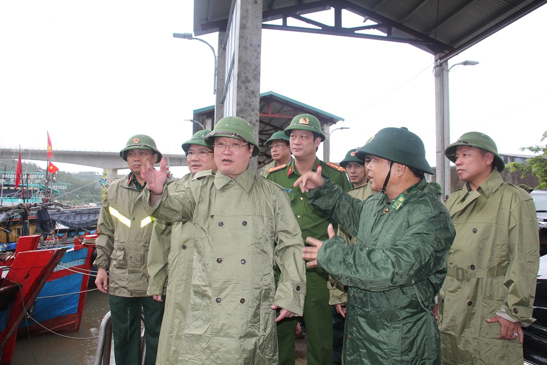 Chủ tịch UBND tỉnh Nguyễn Đức Trung cùng các thành viên trong đoàn kiểm tra thực tế công tác phòng, chống bão số 3 tại Cảng cá Lạch Quèn (xã Quỳnh Thuận Quỳnh Lưu)