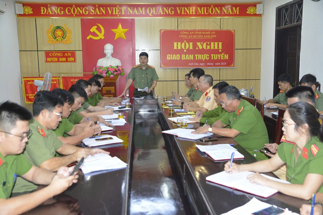 Đồng chí Đại tá Trần Hồng Quang, Phó Giám đốc Công an tỉnh yêu cầu Công an huyện Anh Sơn tăng cường lực lượng, phương tiện để hỗ trợ và triển khai các biện pháp phòng, chống lụt, bão