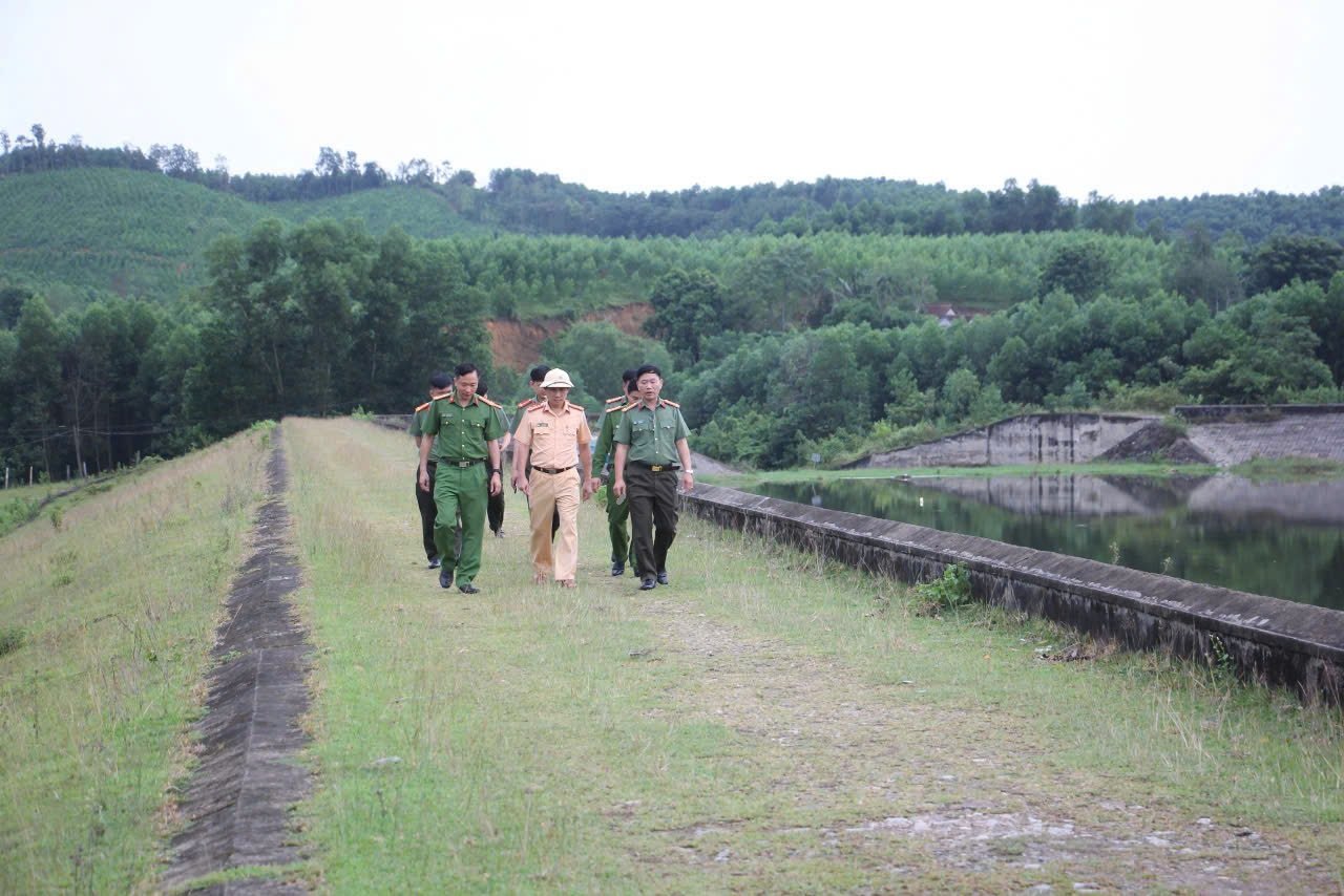 Đồng chí Đại tá Lê Văn Thái kiểm tra công tác phòng, chống bão số 3 tại một số hồ, đập trên địa bàn huyện Thanh Chương