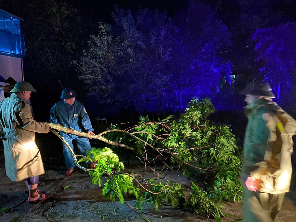 Công an xã Thọ Sơn và Cẩm Sơn (huyện Anh Sơn) giúp đỡ người dân di dời, thu dọn nhà bị tốc mái và dọn dẹp đường liên xã bị tắc nghẽn do ảnh hưởng mưa bão