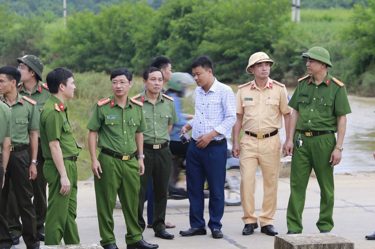 Đoàn công tác kiểm tra khu vực cầu tràn thuộc huyện Quỳ Hợp, nơi tập trung lưu lượng nước lớn tràn về từ thượng nguồn