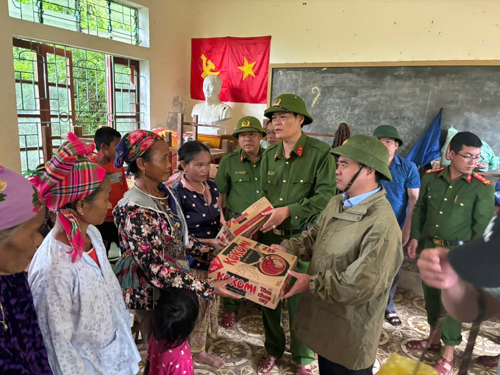 Ban chỉ huy Phòng chống thiên tai - Tìm kiếm cứu nạn và Phòng thủ dân sự huyện Kỳ Sơn tặng nhu yếu phẩm hỗ trợ người dân trong diện di dời