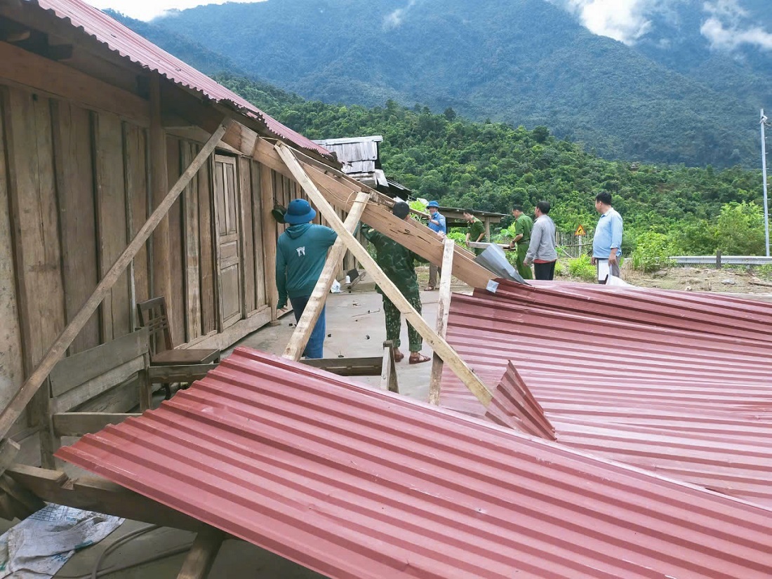 Công an xã Mai Sơn phối hợp với chính quyền giúp dân tháo dỡ gara, lợp lại mái nhà