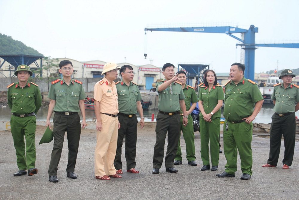 Đồng chí Đại tá Lê Văn Thái trực tiếp kiểm tra công tác phòng, chống bão số 3 tại thị xã Cửa Lò