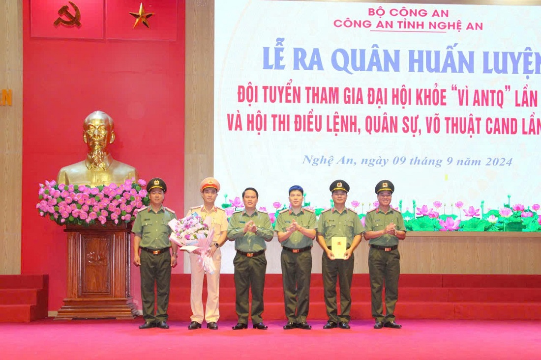 Các đồng chí Thiếu tướng Bùi Quang Thanh, Ủy viên Ban Thường vụ Tỉnh ủy, Bí thư Đảng ủy, Giám đốc Công an tỉnh; Đại tá Trần Hồng Quang, Phó Bí thư Đảng ủy, Phó Giám đốc Công an tỉnh tặng hoa, quà động viên Ban huấn luyện và Đội tuyển Công an tỉnh 