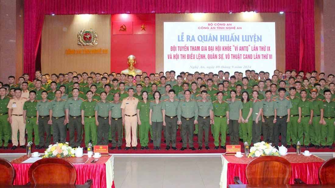 Các đại biểu chụp ảnh lưu niệm với Ban huấn luyện và Đội tuyển