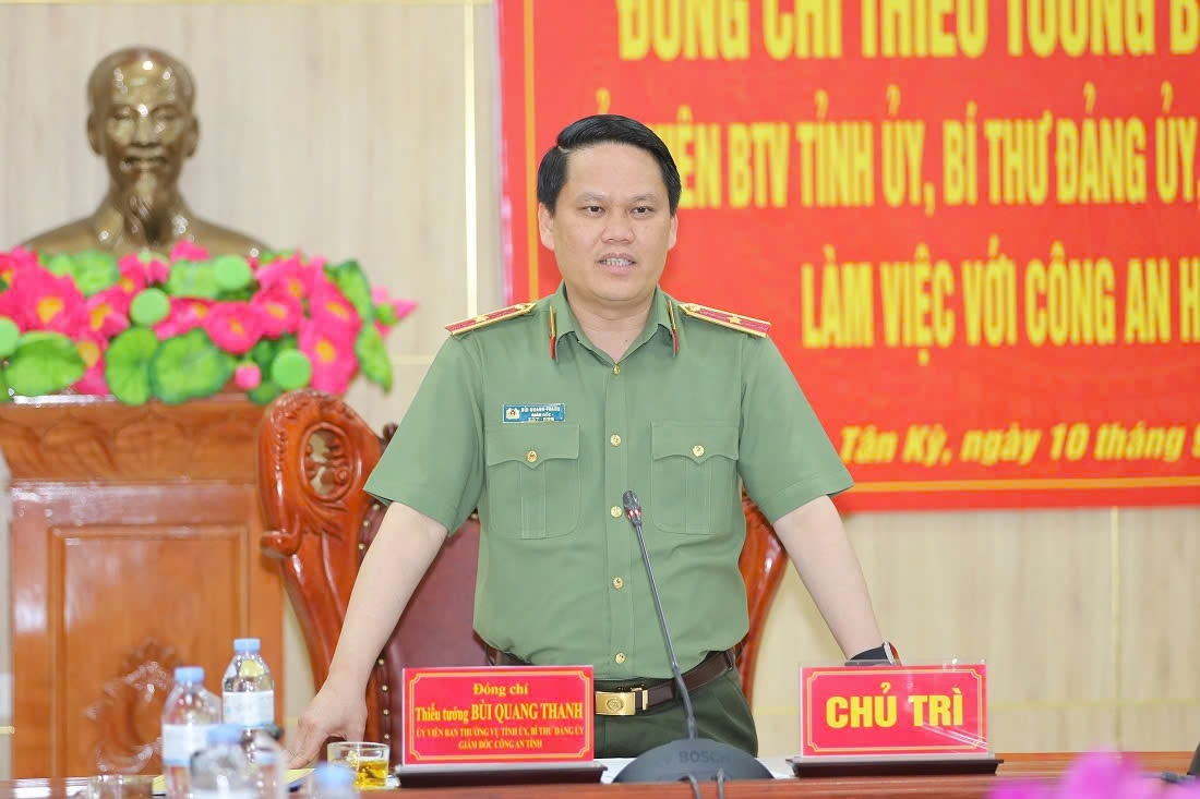 Đồng chí Thiếu tướng Bùi Quang Thanh, Ủy viên Ban Thường vụ Tỉnh ủy, Bí thư Đảng ủy, Giám đốc Công an tỉnh phát biểu chỉ đạo tại buổi làm việc