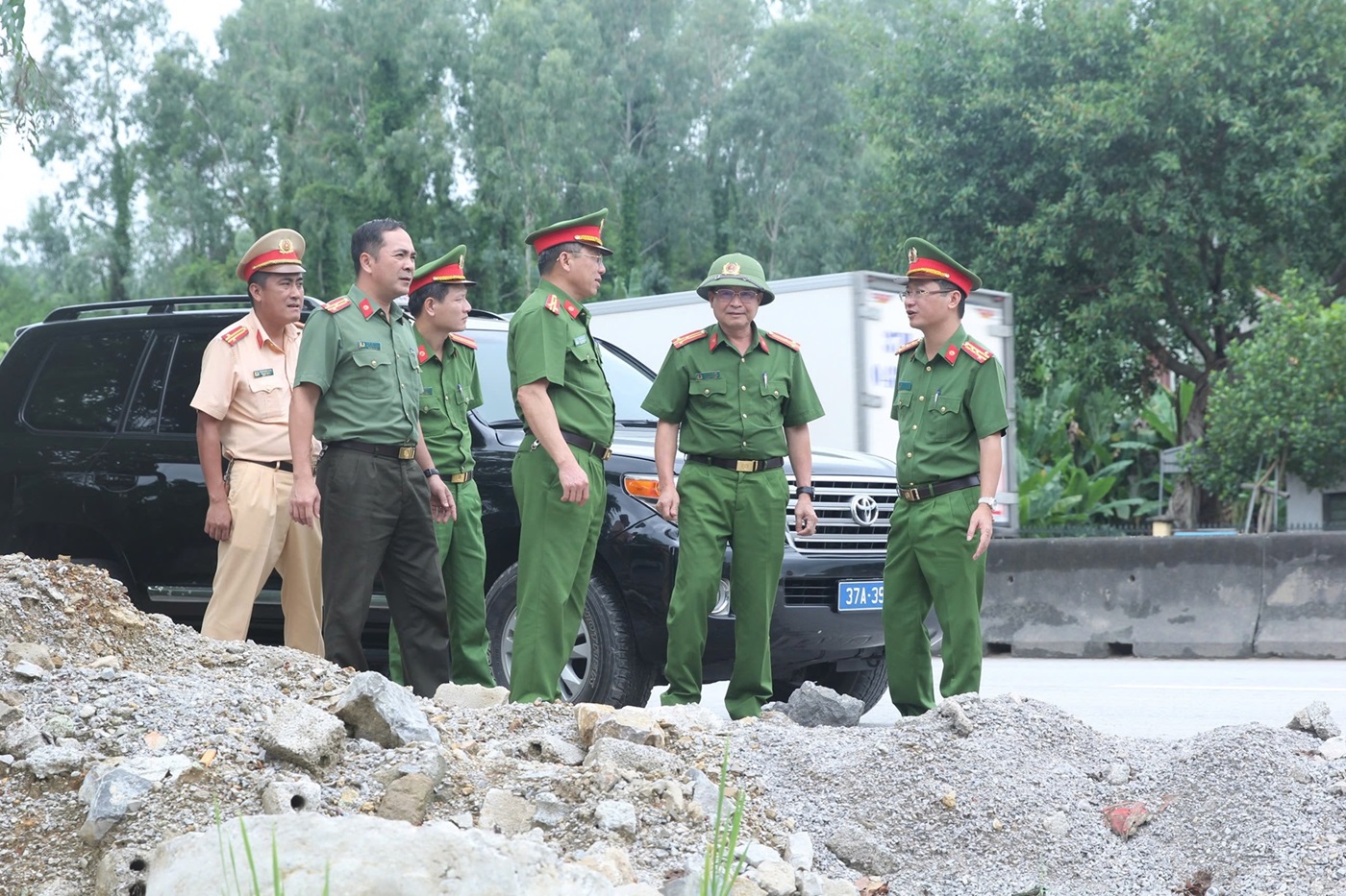 Kiểm tra, khảo sát thực tế công tác giải tỏa hành lang ATGT tại thị xã Hoàng Mai