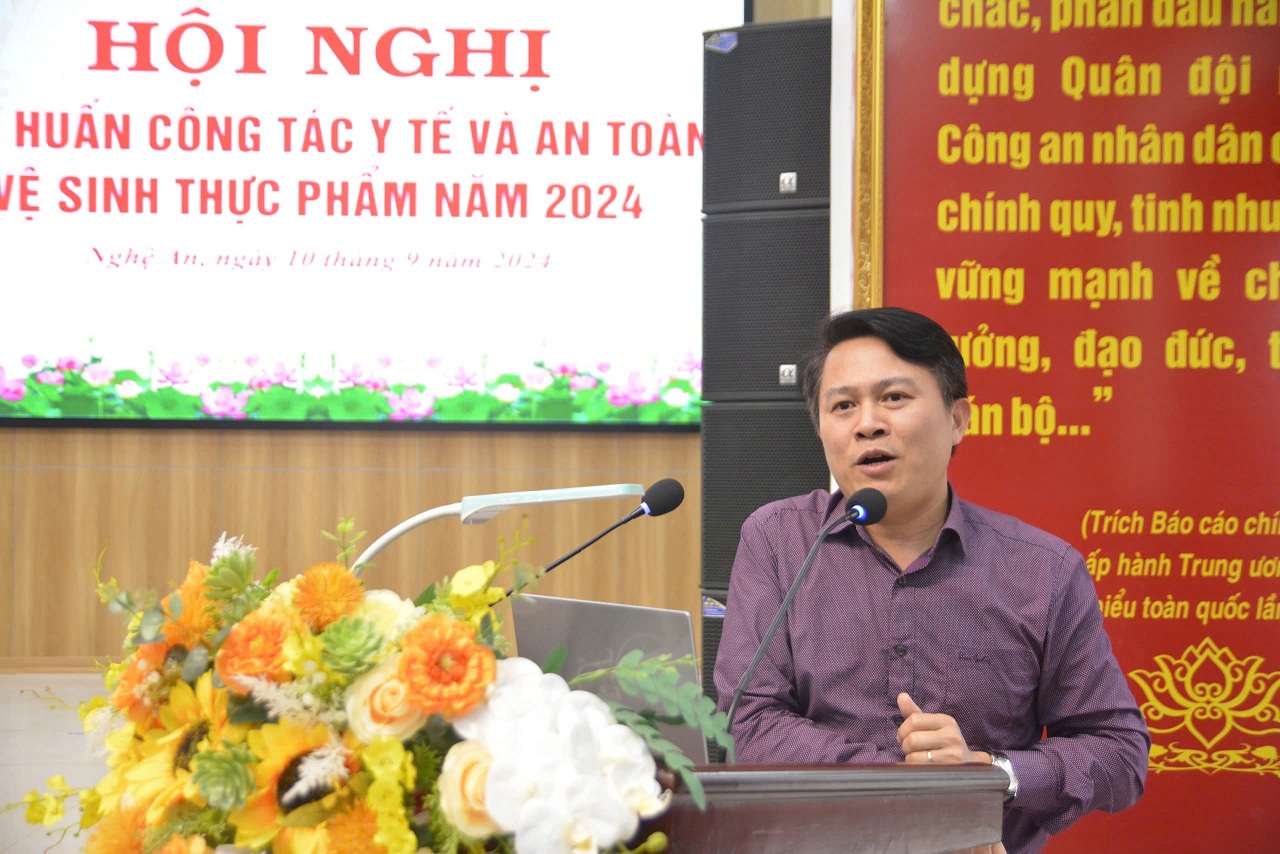 Giảng viên Trường Đại học Y khoa Vinh giảng dạy tại lớp tập huấn