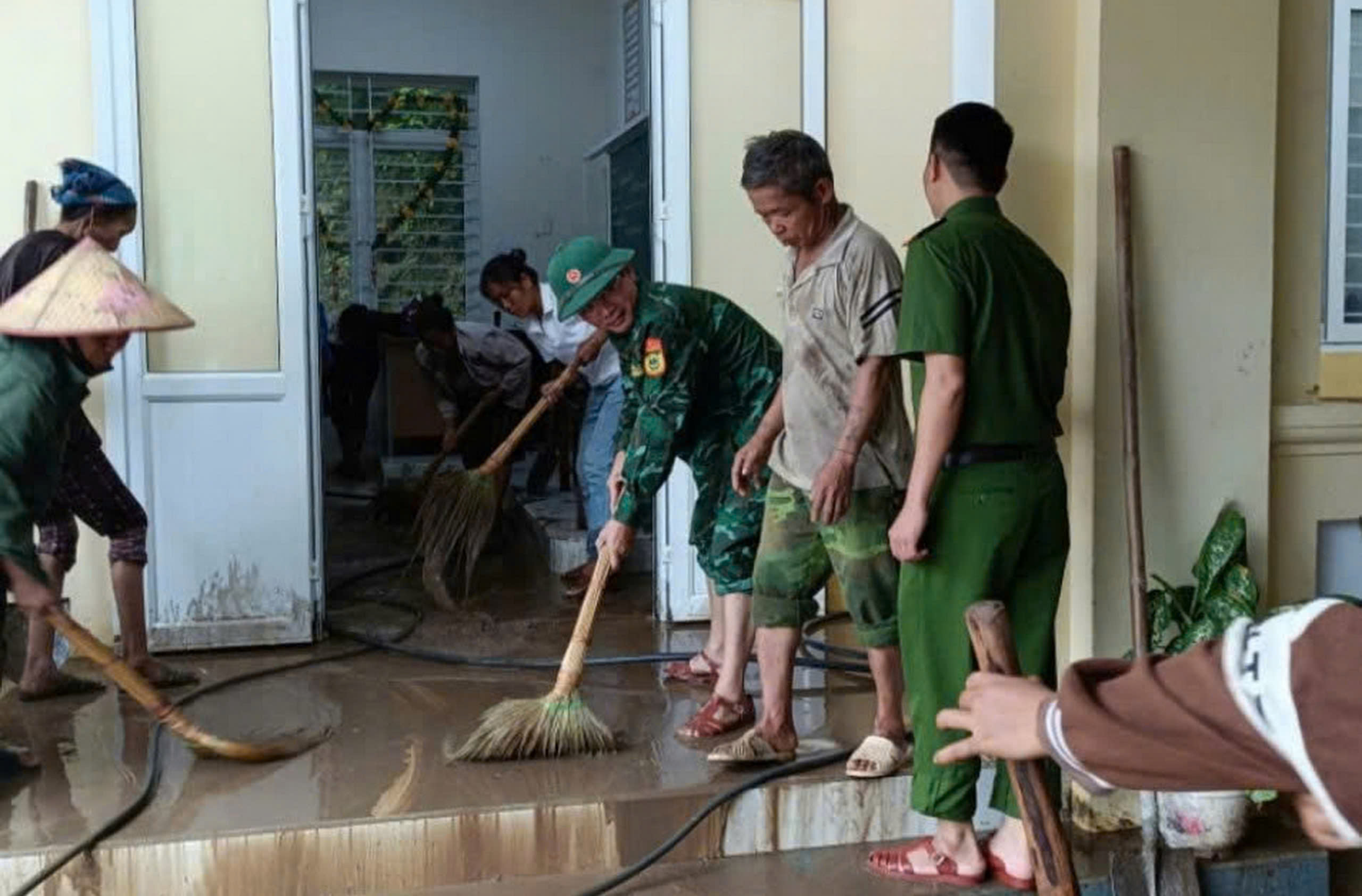 Mưa lớn gây tràn nước vào khu nhà ở bán trú Trường Tiểu học Mường Típ 2, gây ra một số thiệt hại về sách vở, trang thiết bị. Công an xã Mường Típ phối hợp chính quyền địa phương, lực lượng Biên phòng và người dân trên địa bàn khẩn trương dọn dẹp vệ sinh, khắc phục hậu quả